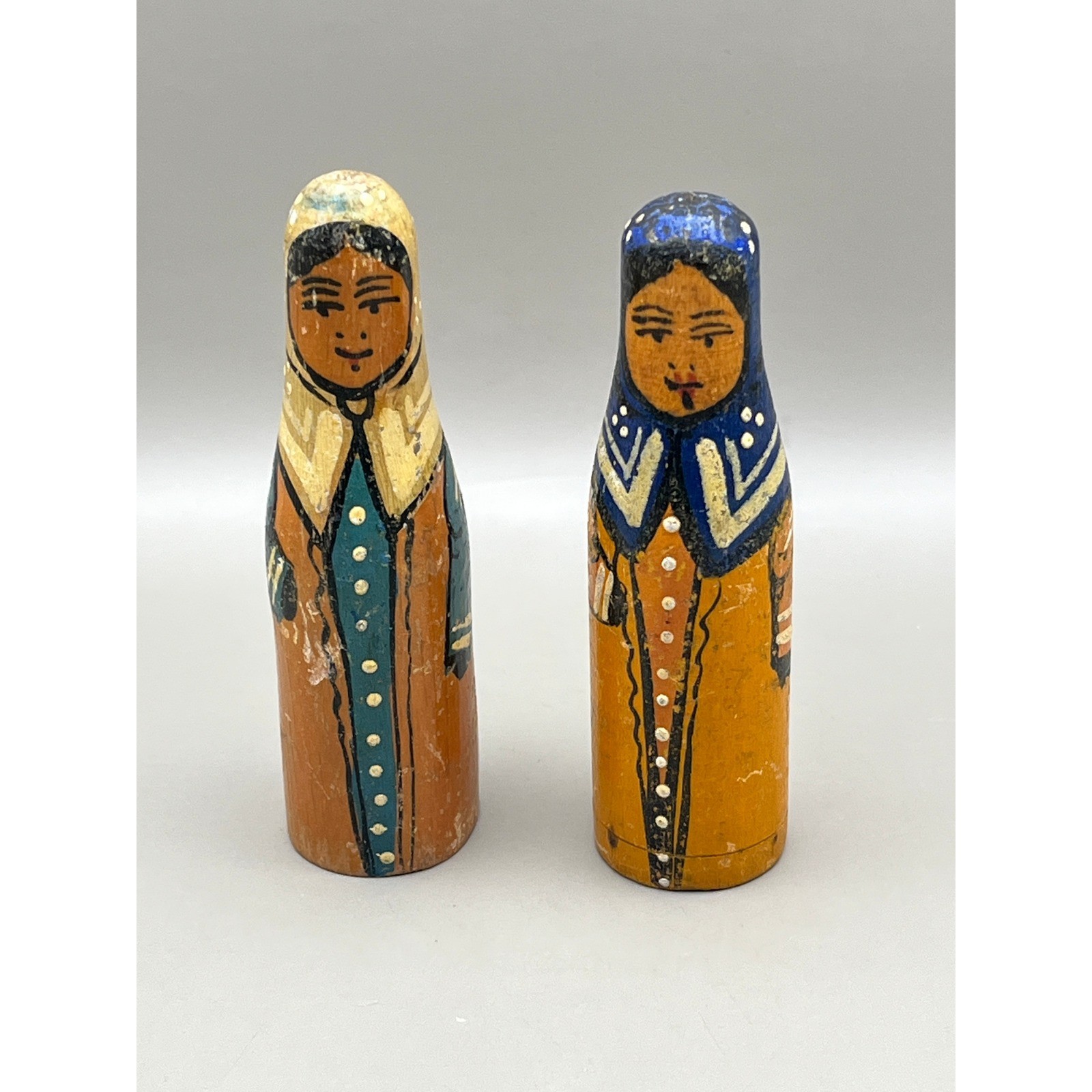 Vtg Hand Painted Wooden Folk Art Peg Dolls Pair Rustic Primitive 3.75″ Babushka