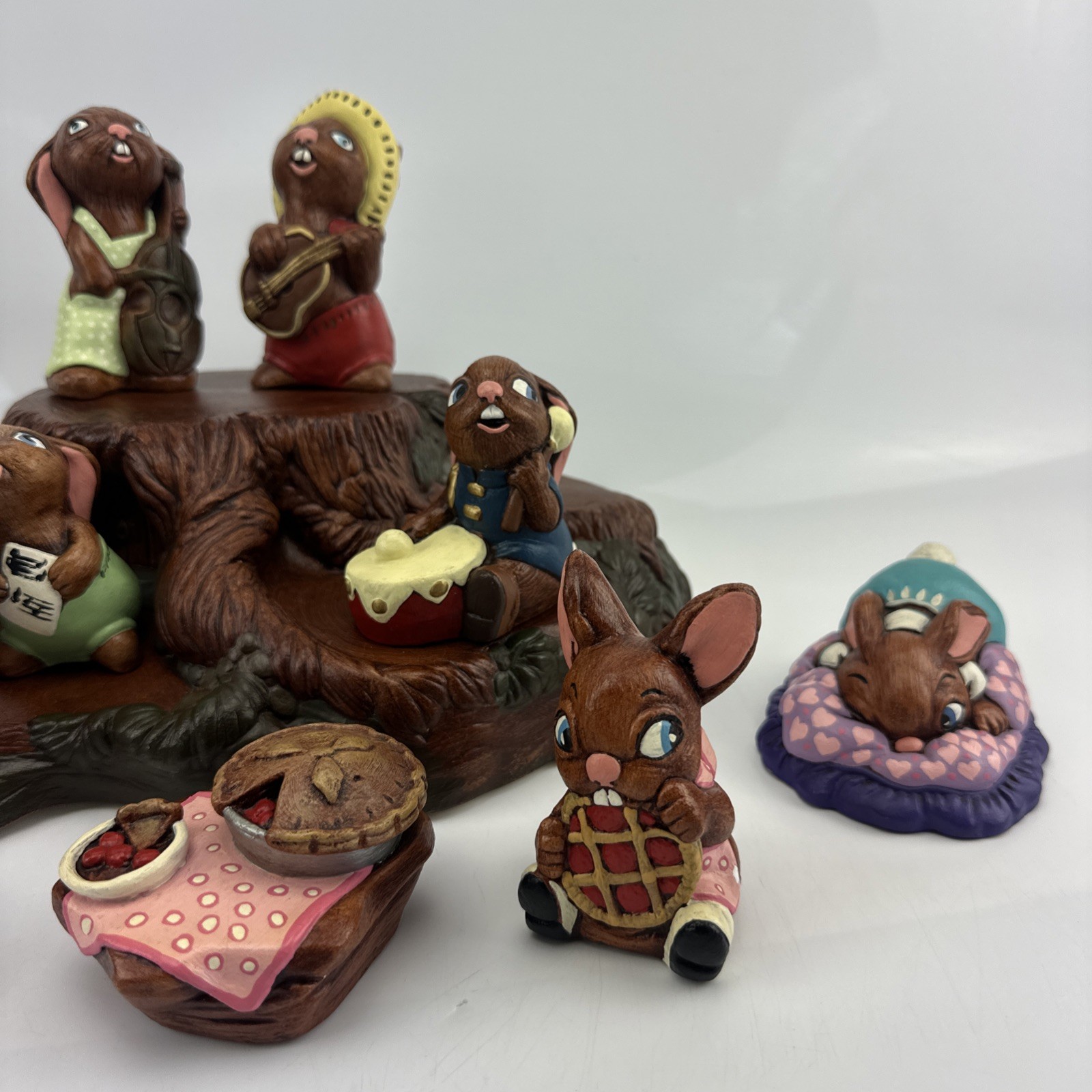 Vintage Pendelfin Rabbit Stoneware Music Scene Apple Pie Chorus Blanket Baby
