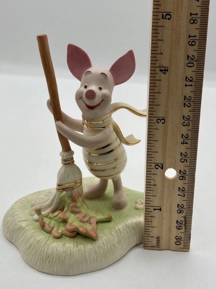Lenox Walt Disney Showcase Piglet’s Clean Sweep Figurine Winnie The Pooh NEW COA