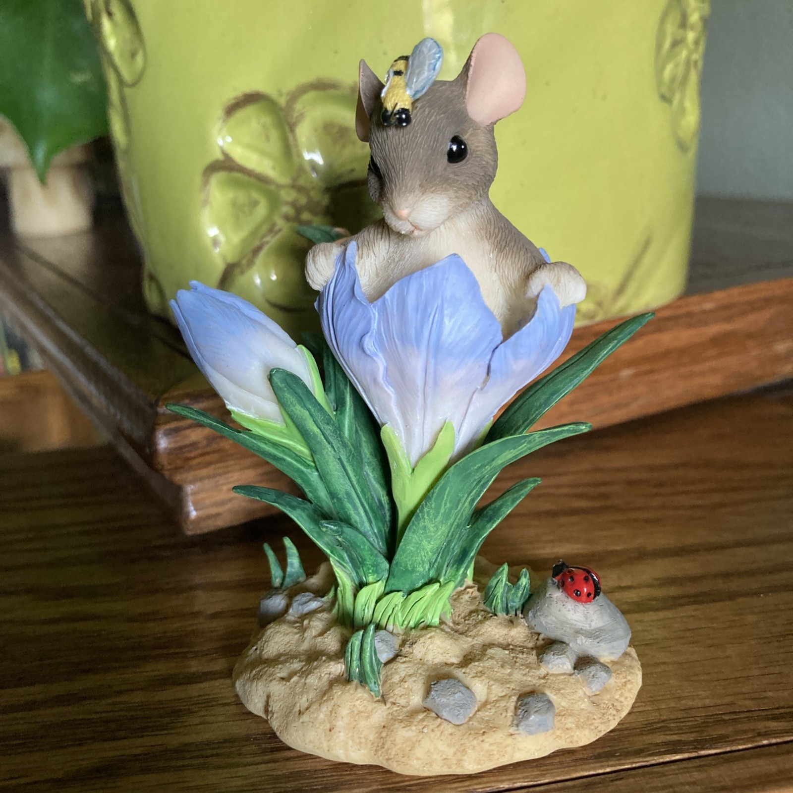 Charming Tails Figurine What’s The Buzz Mouse In Flowers With Bee 4″ Tall