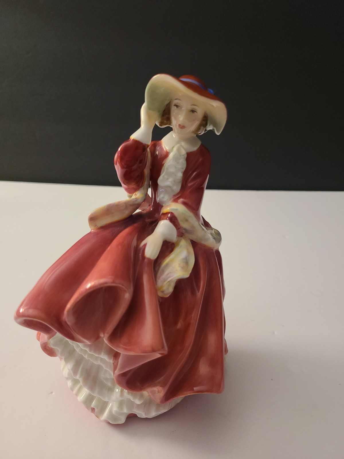 Royal Doulton England Bone China “TOP OF THE HILL” HN 1834 Figurine 7.25″ Tall