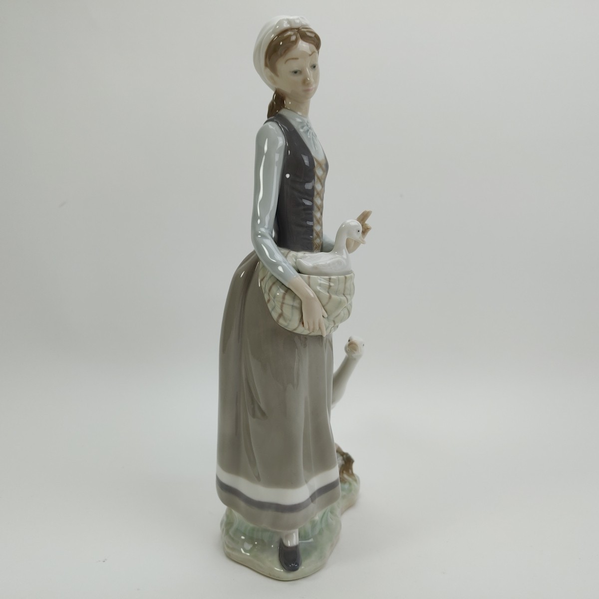 Lladro Girl with Goose in the Corral 4815 Porcelain Figurine 12.5″ En el corral