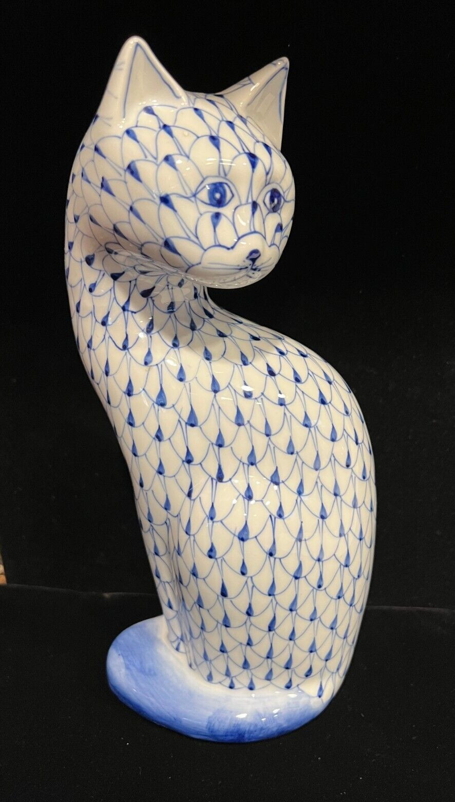 Vintage ANDREA by SADEK CAT Figurine Blue White Fishnet Pattern Style 10.5″