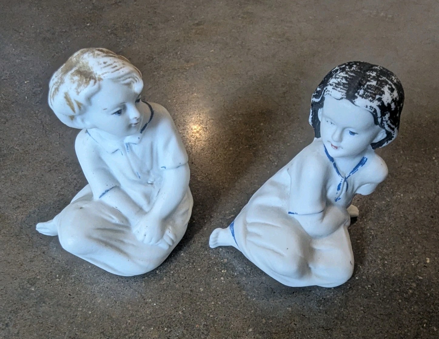 Vintage 2″ Sitting Friends Sisters Porcelain Unmarked similar to Piano Babies
