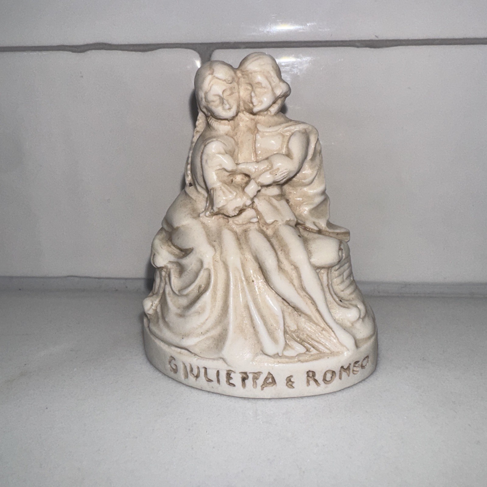 Vintage Figurine Romeo Juliet statuette 70s Stone Italy Art Rare Two Stamps 2.5”