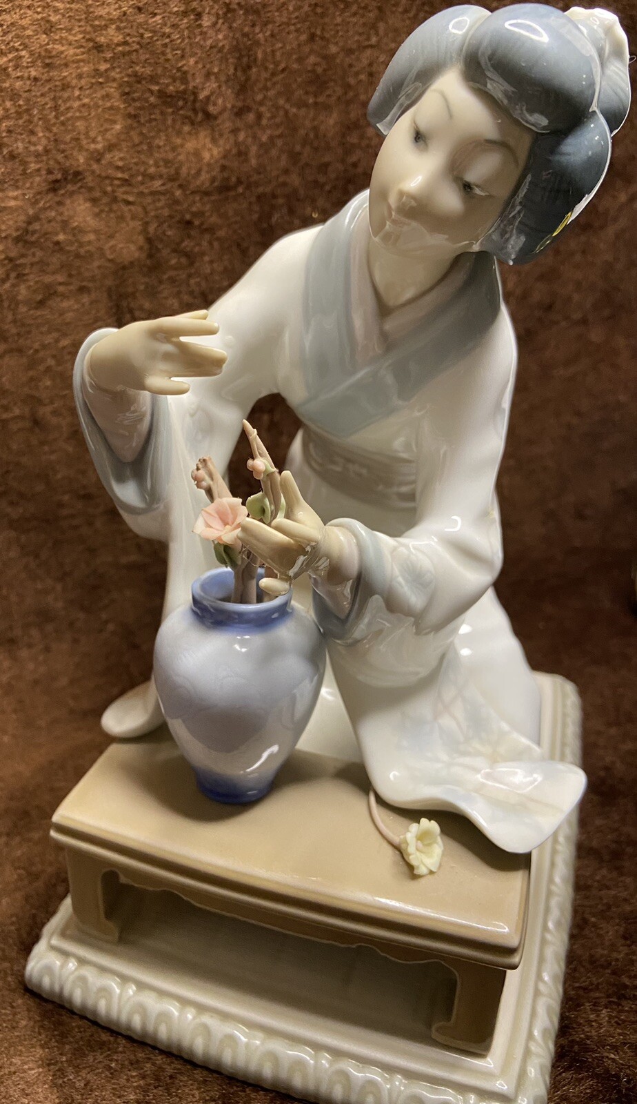 Lladro Porcelain Figurine Asian Flower Arranging Geisha