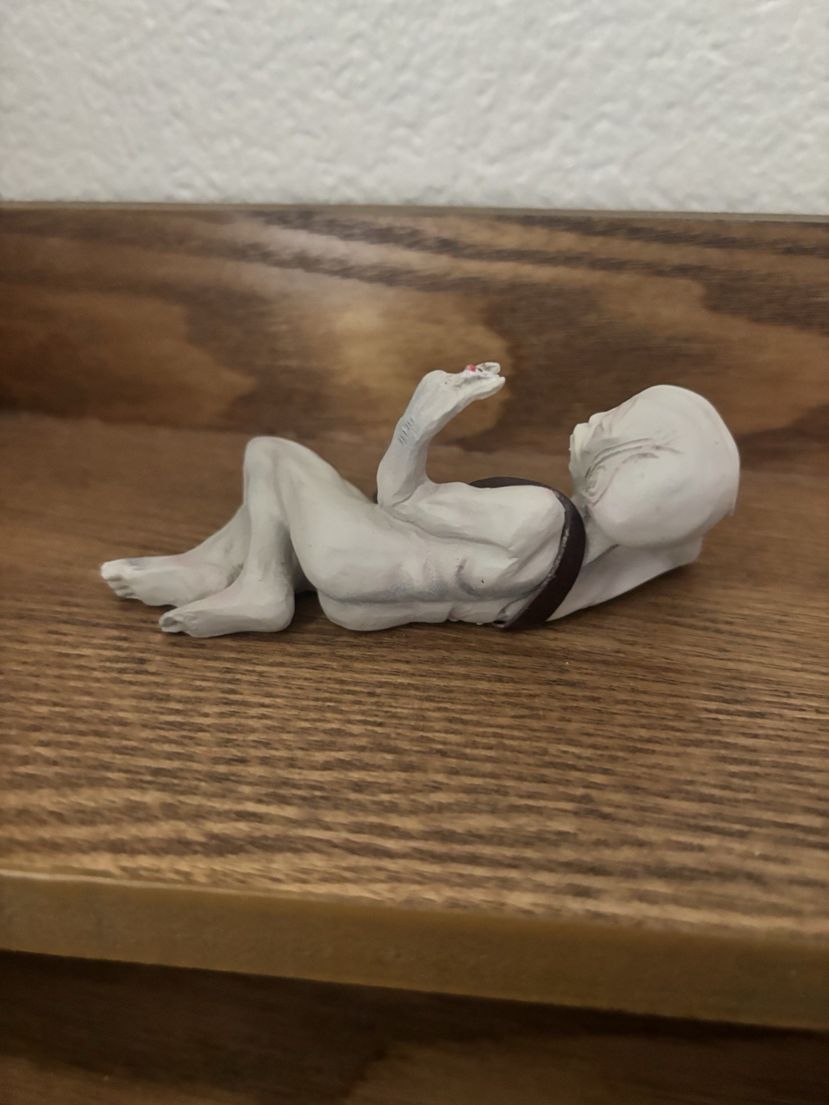 Alien Resin Figurine Matte 3D Effect White/Black/Green w/ Strap Small 4 in