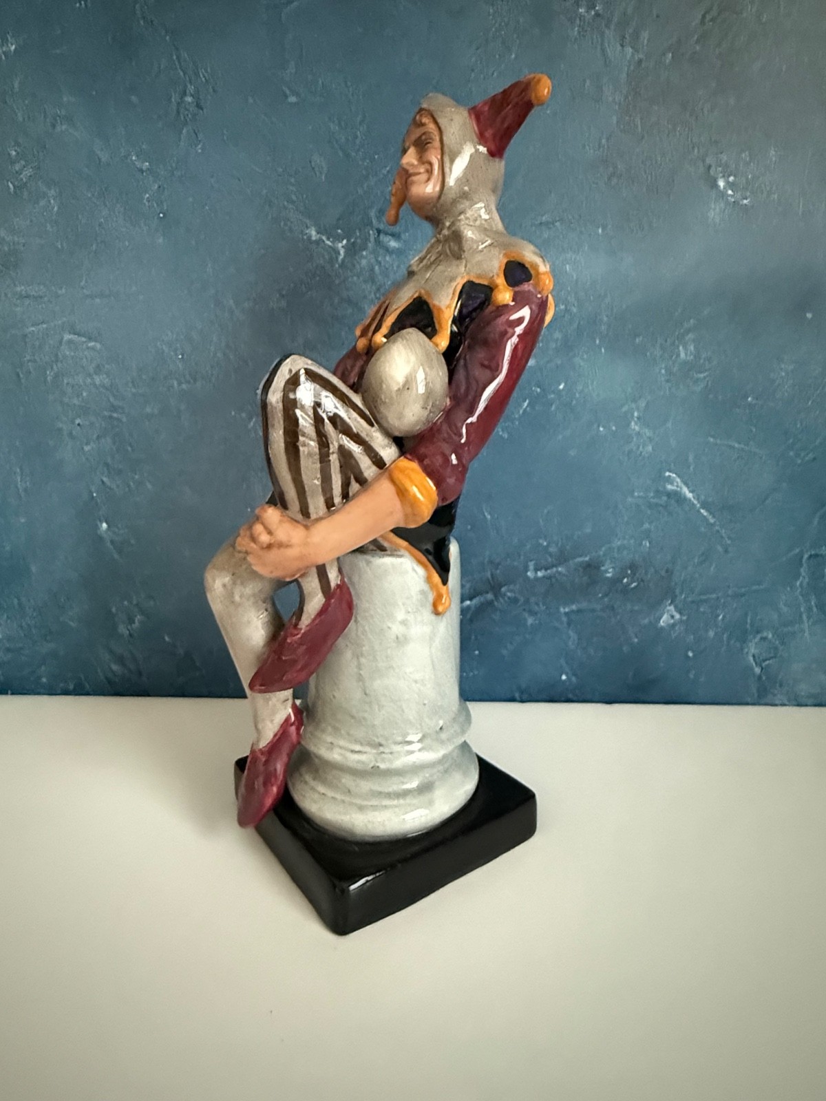 ROYAL DOULTON FIGURINE “THE JESTER” HN2016 9.5”