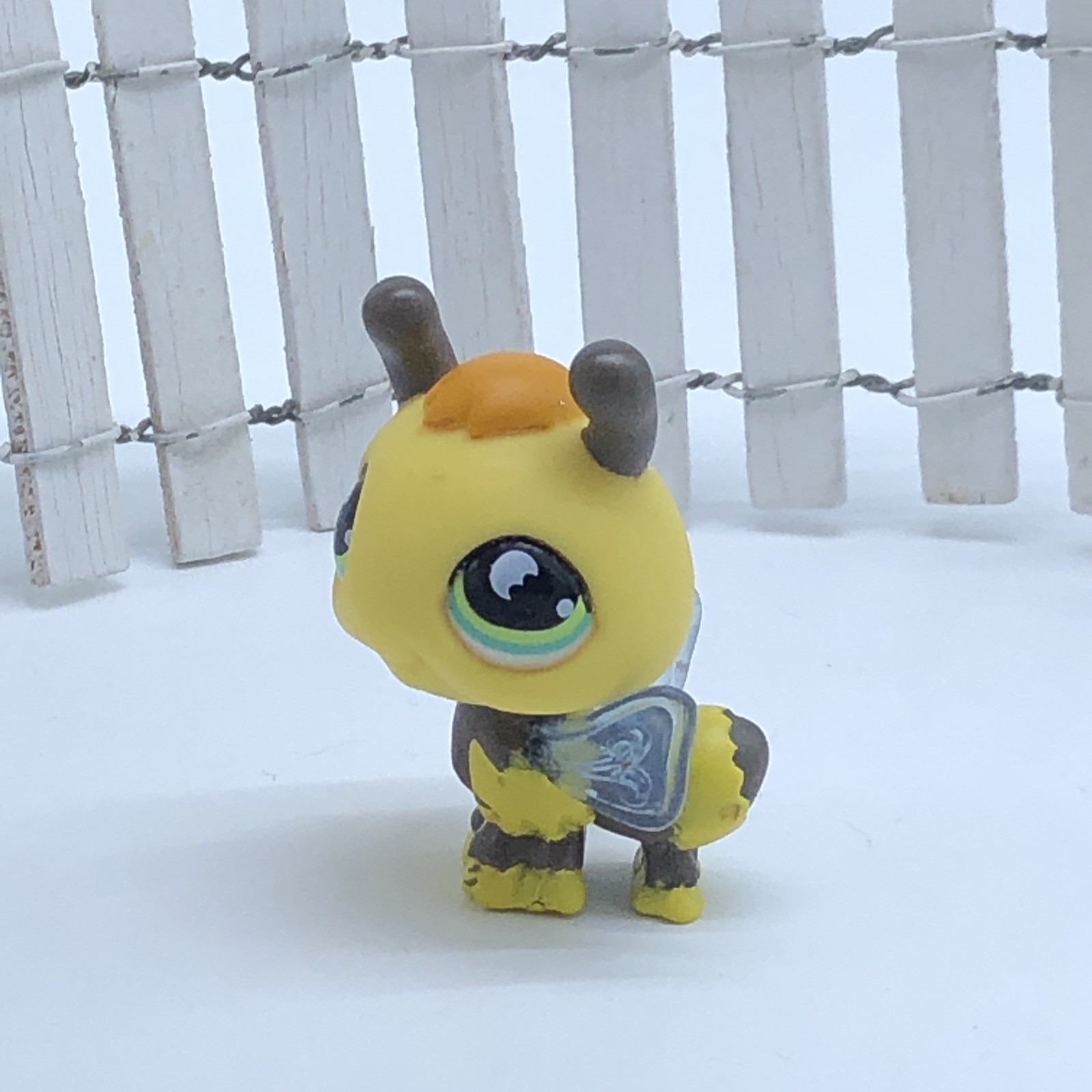 Authentic Hasbro Littlest Pet Shop LPS Yellow Bee #813 with Wings