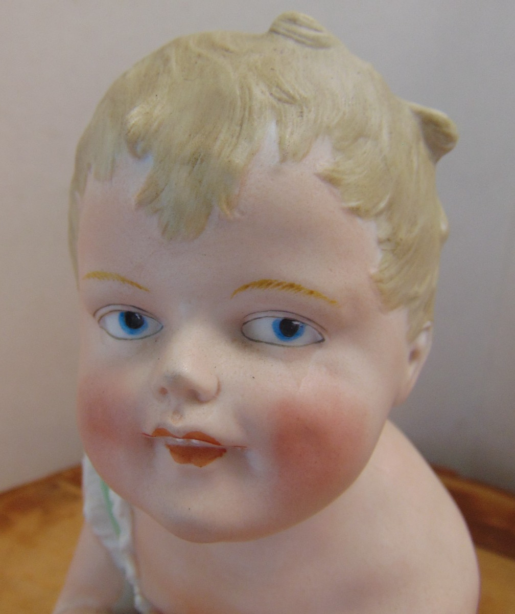 Vtg Ceramic Sitting Piano Baby Figurine w/ Blonde Hair, Blue Eyes Height: 8″