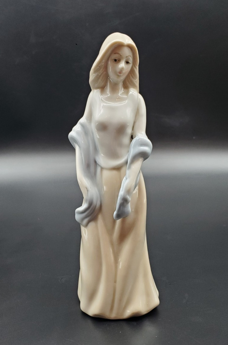 Lady with scarf figurine