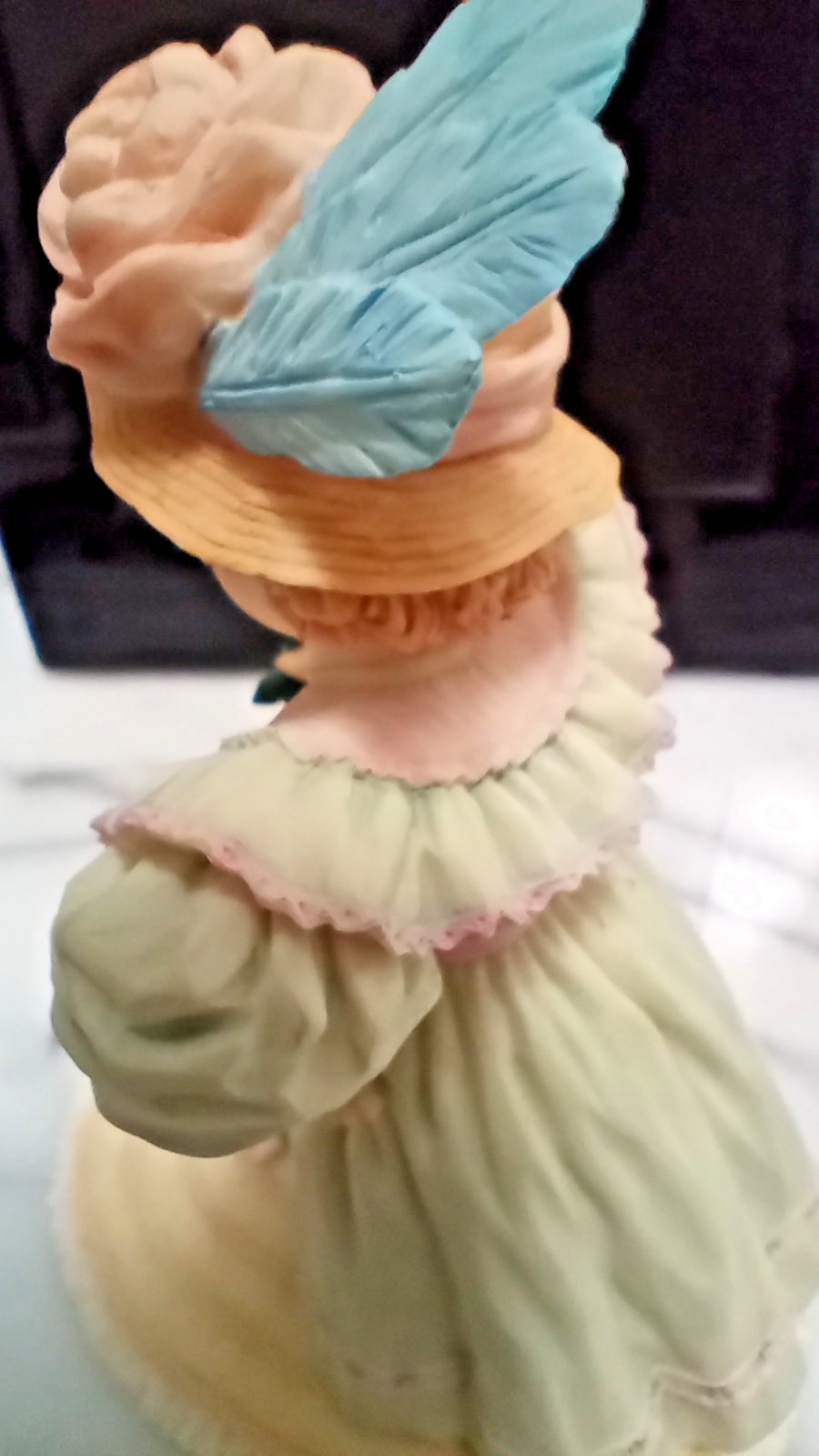 “Under the Mistletoe” Maud Humphrey Bogart figurine 5 1/2 in. resin