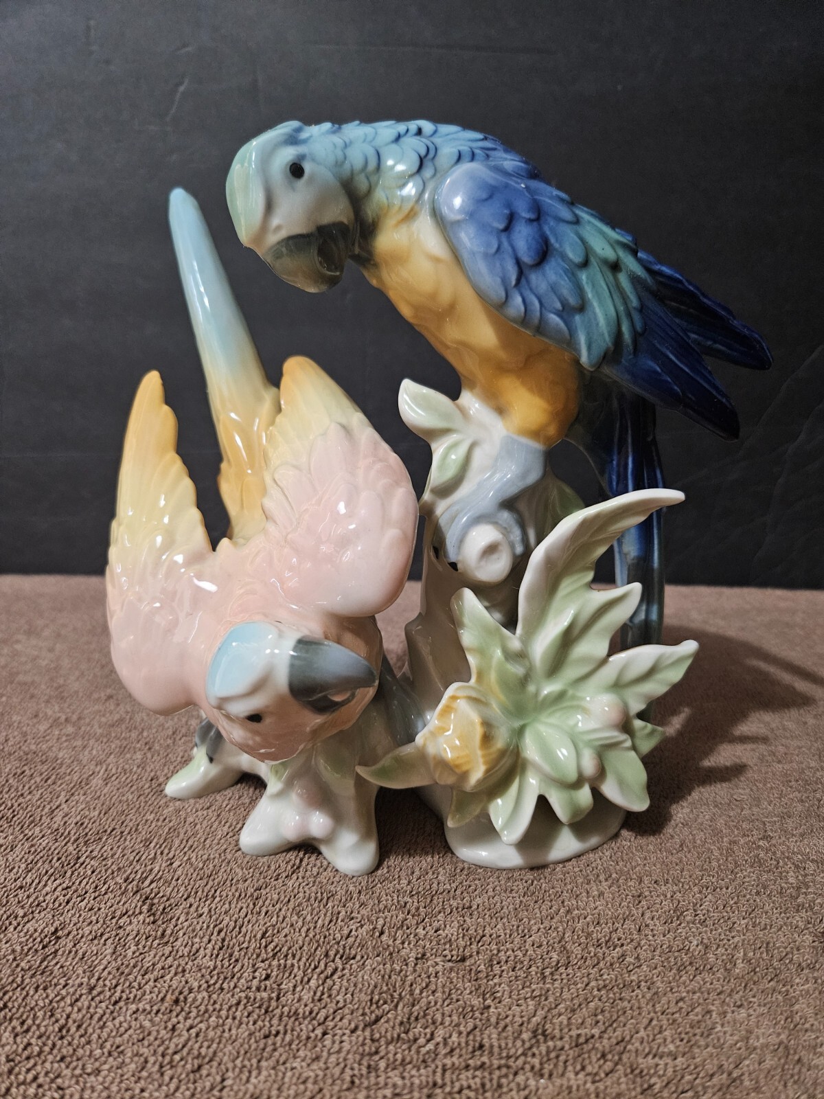 VINTAGE GERMAN PORCELAIN APEL PORZELLAN COLORFUL DOUBLE PARROT FIGURINE 7 5/8″