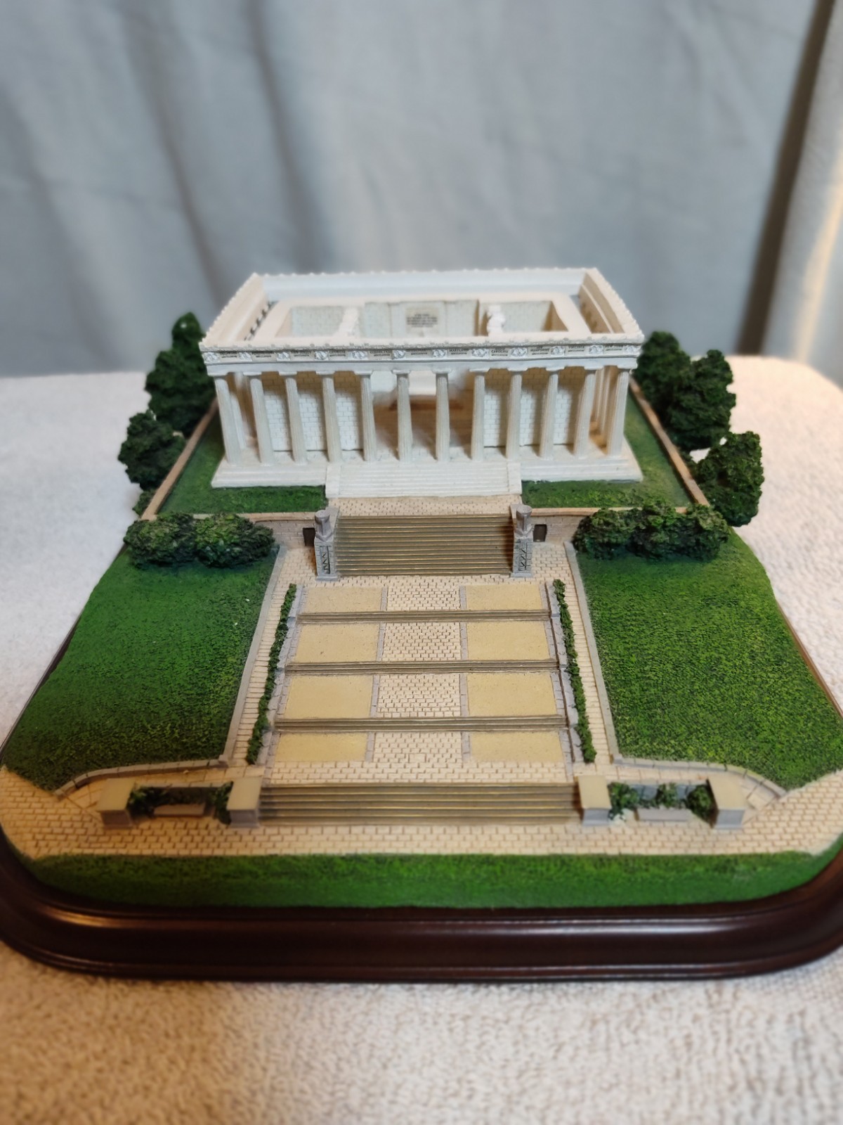 The Danbury Mint Lincoln Memorial with Removable Roof Washington DC