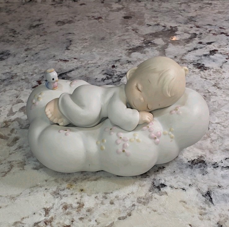 Precious Moments Figurine “Safe In The Arms Of Jesus” #521922. Retired.