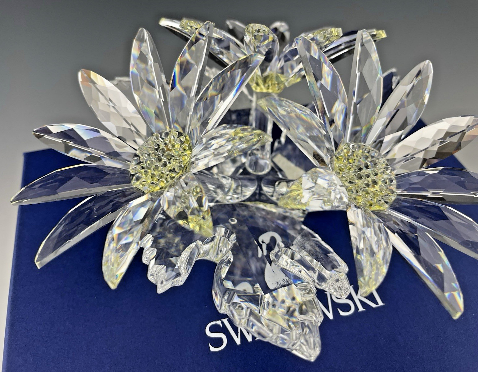 Swarovski Austria Crystal Figurine #252976 MAXI FLOWER ARRANGEMENT Mint w/ Box