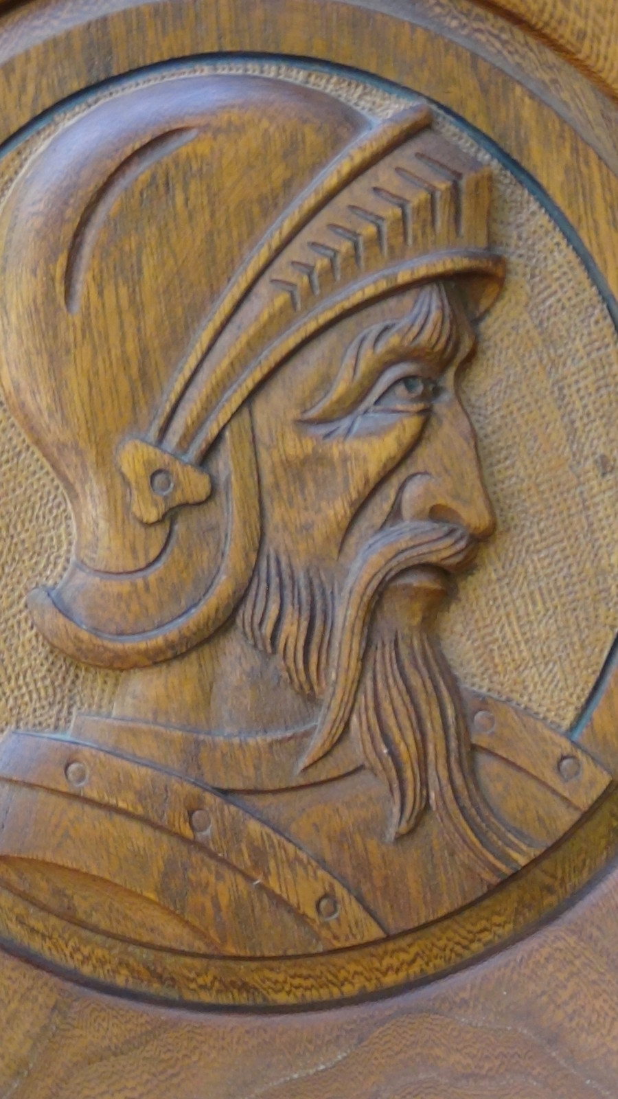 PAIR ANTIQUE GERMAN WOOD CARVED ROUND PLAQUES WITH SOLDIERS PORTRAITS