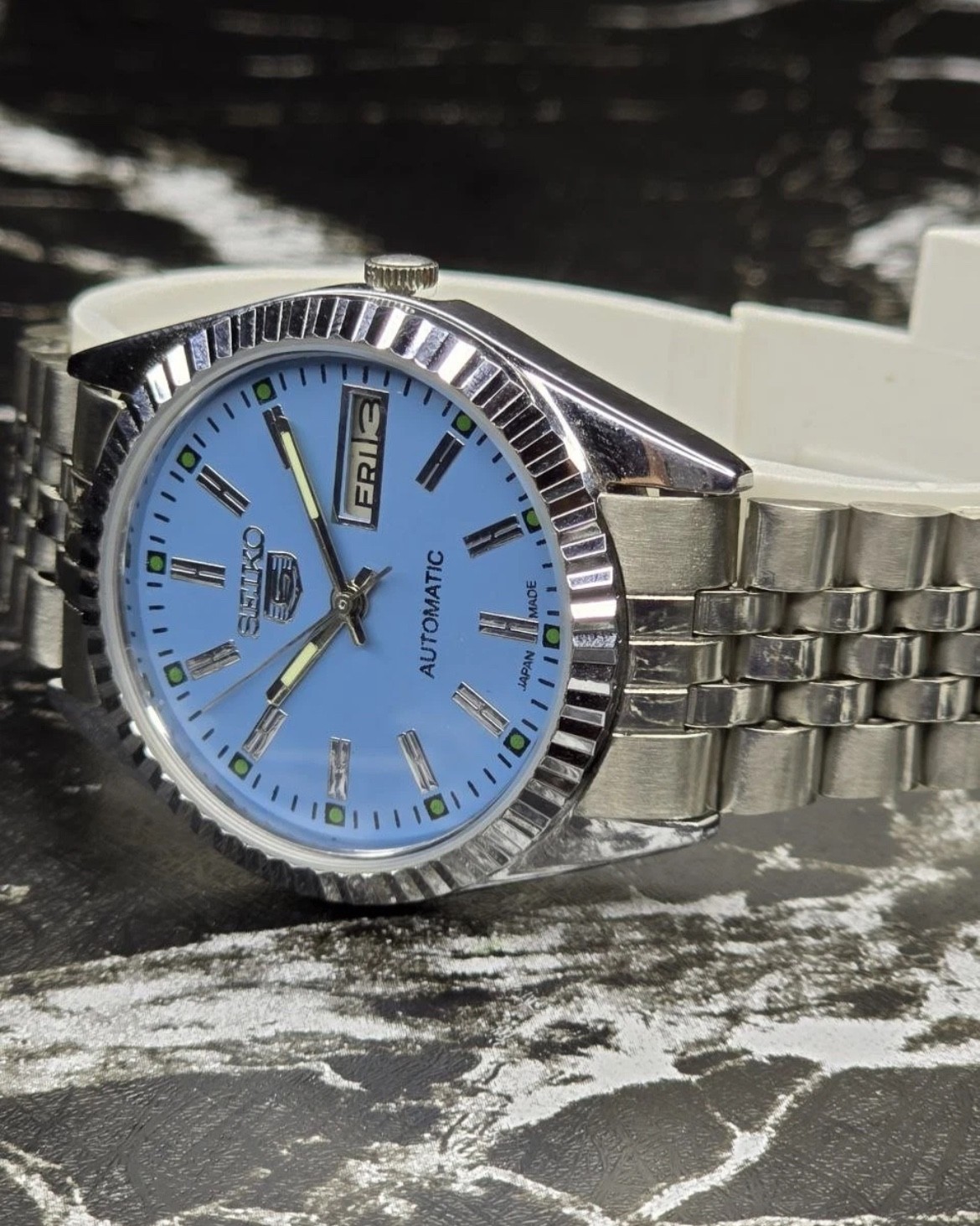 Seiko 5 Men’s Automatic Watch Fluted Bezel Blue Dial Silver Tone