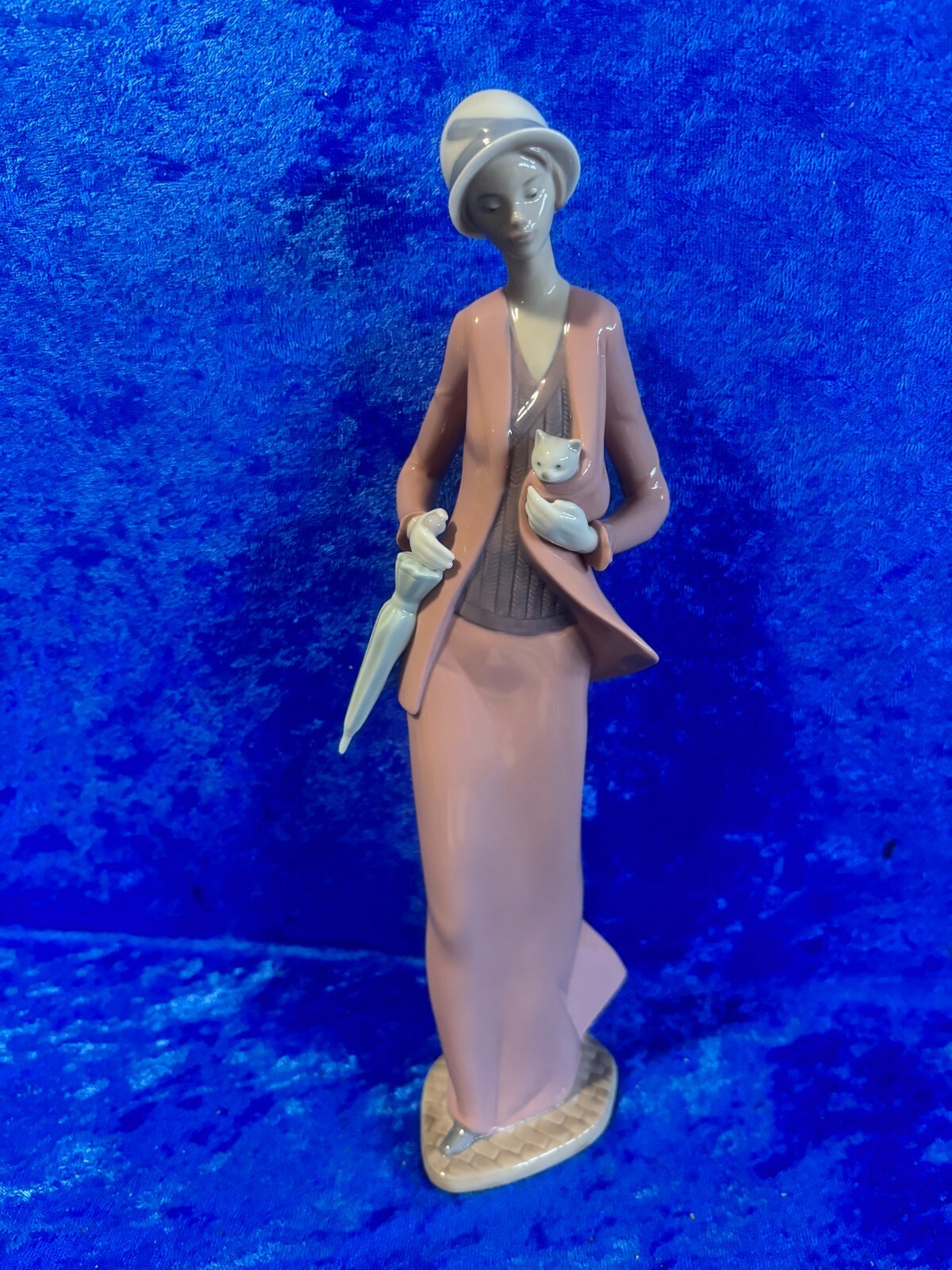 Nao Lladro “Autumn Stroll” Lady w/Cat 12.5″ Figurine Mint