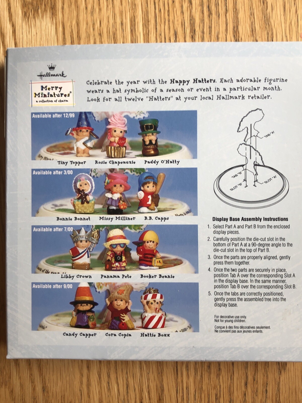 HALLMARK MERRY MINIATURES – 2000 HAPPY HATTERS COLLECTION DISPLAY BASE