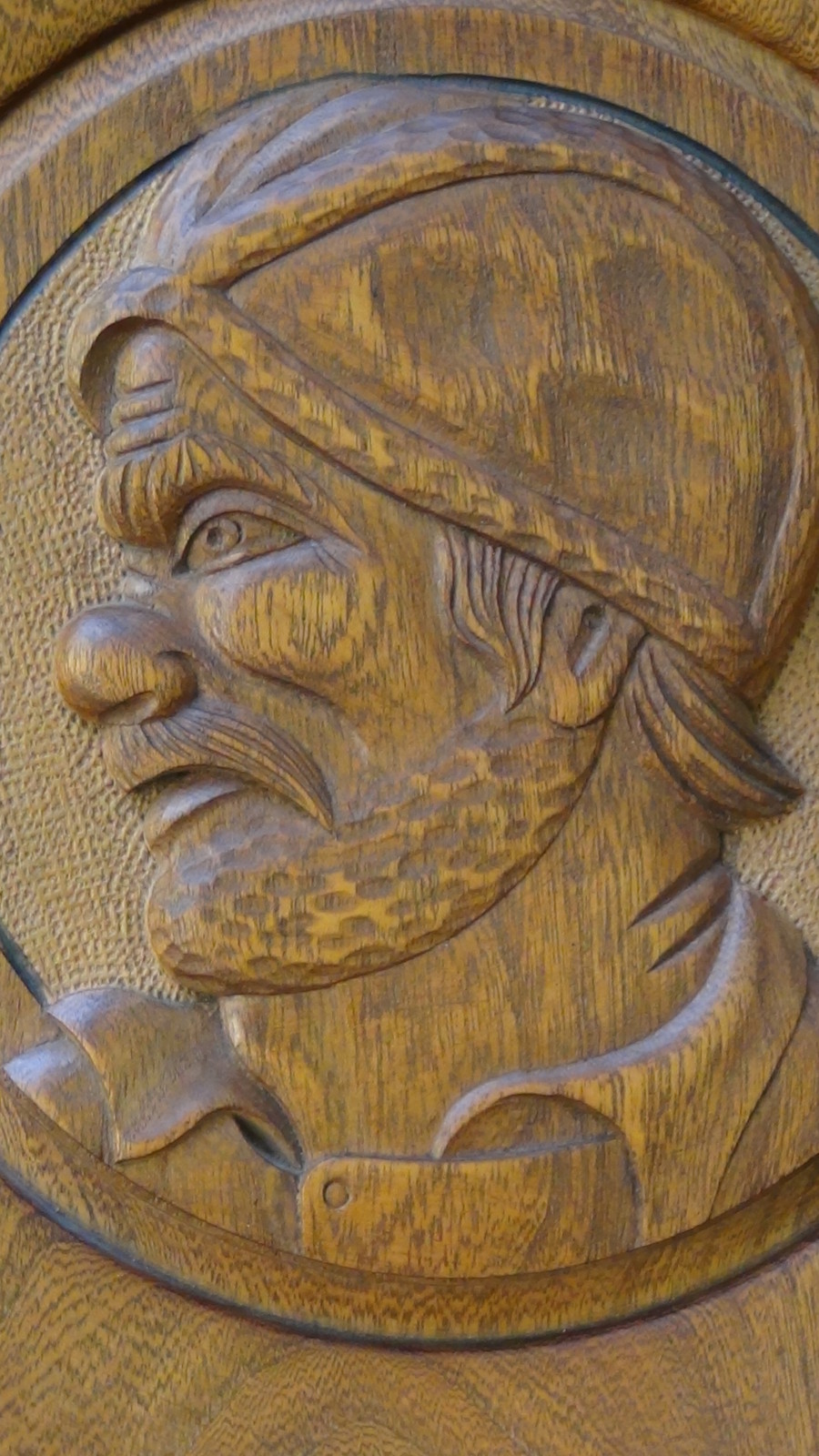 PAIR ANTIQUE GERMAN WOOD CARVED ROUND PLAQUES WITH SOLDIERS PORTRAITS