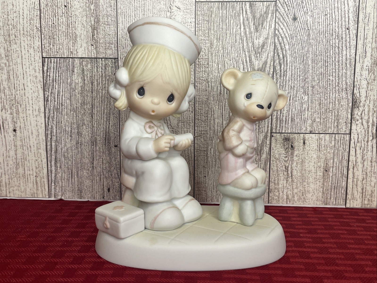Precious Moments Collectible Figurine/ Love Bearers All Things/E-7158 MIB
