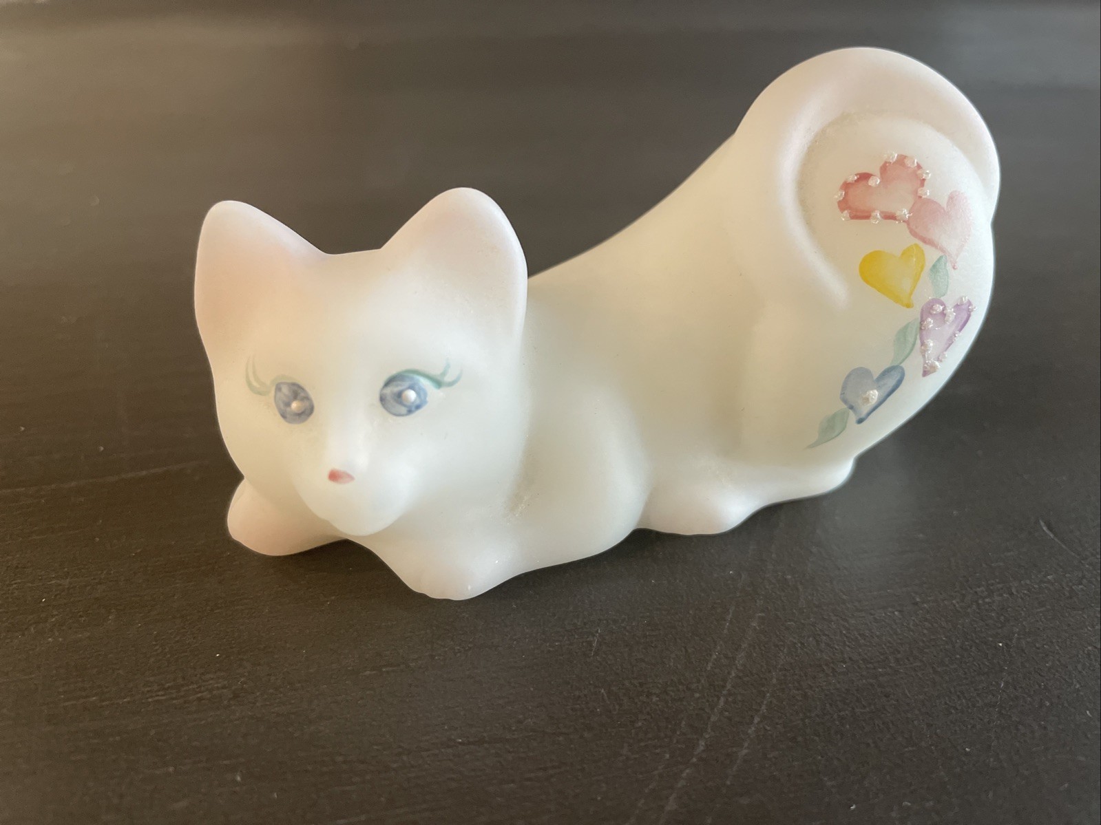 Fenton White Crouching Cat Figure Hearts Vintage Signed D Hanlon Valentines