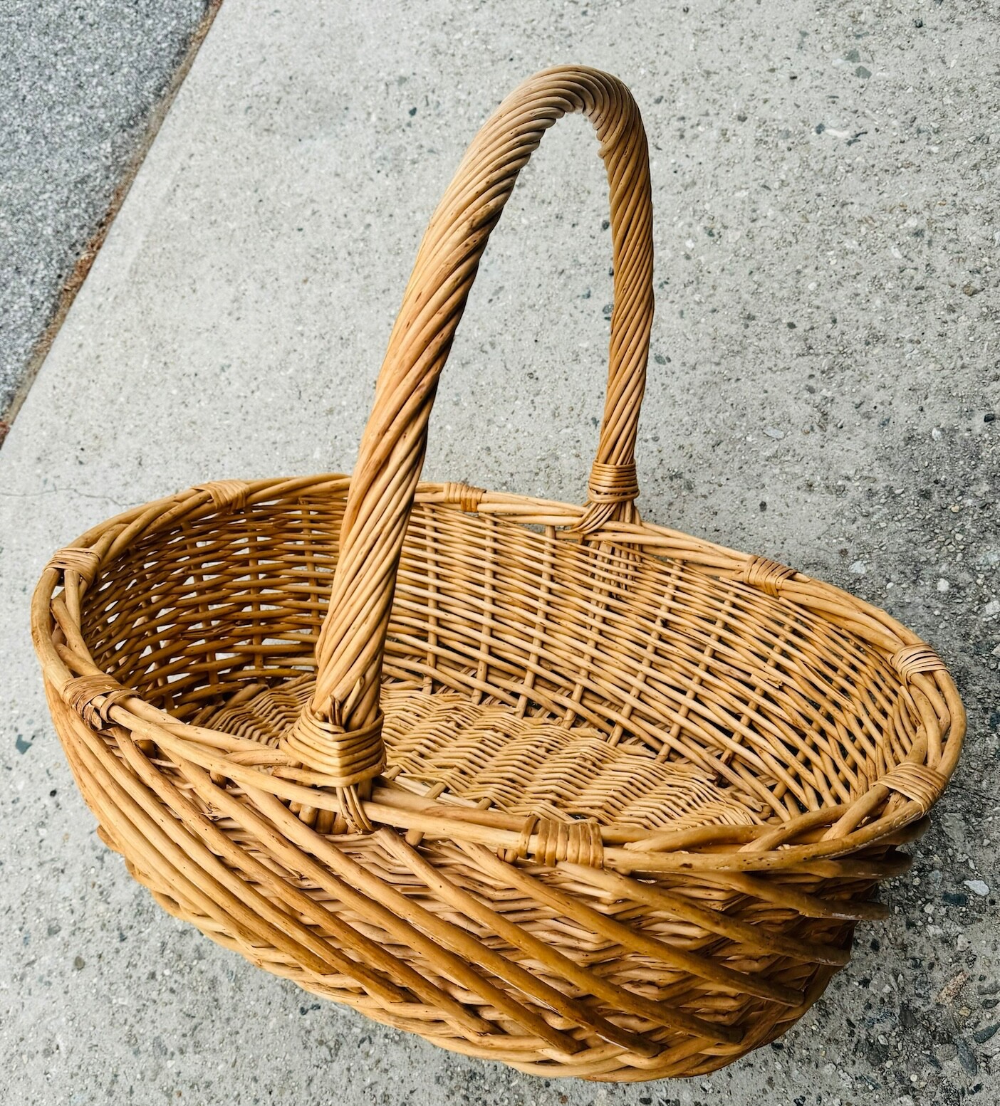 Extra Large Strong Willow Basket 27.5″ x 24″ x 23″ / 6.2LB — Local pick up only