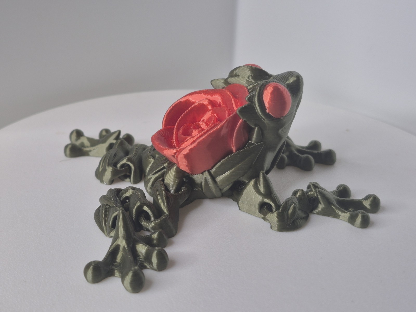 3D Printed Shimmering Rose Frog Articulated Poseable Figurine Red Rose Detail