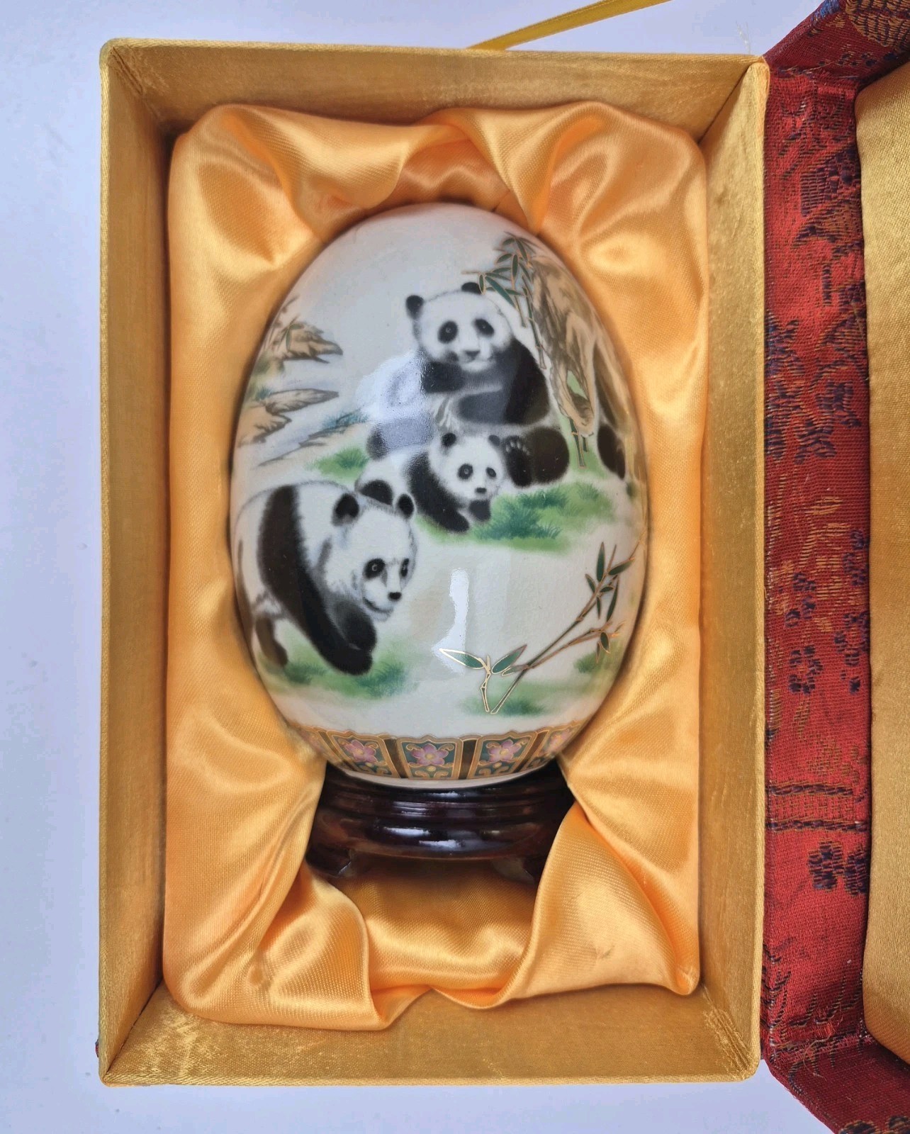 Vtg Yi Lin Arts & Treasures Of China Hand-painted Panda Art Egg + Stand & Box