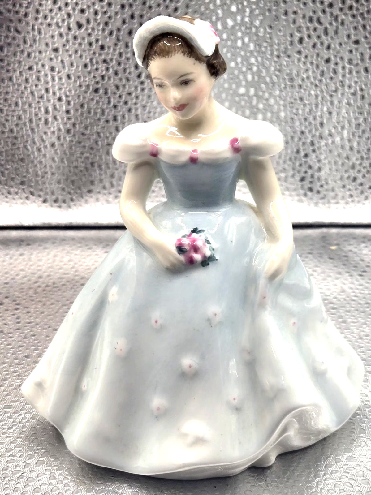 Vintage Royal Doulton * The Bridesmaid Figurine HN 2196 Copr 1959 * VERY NICE! *