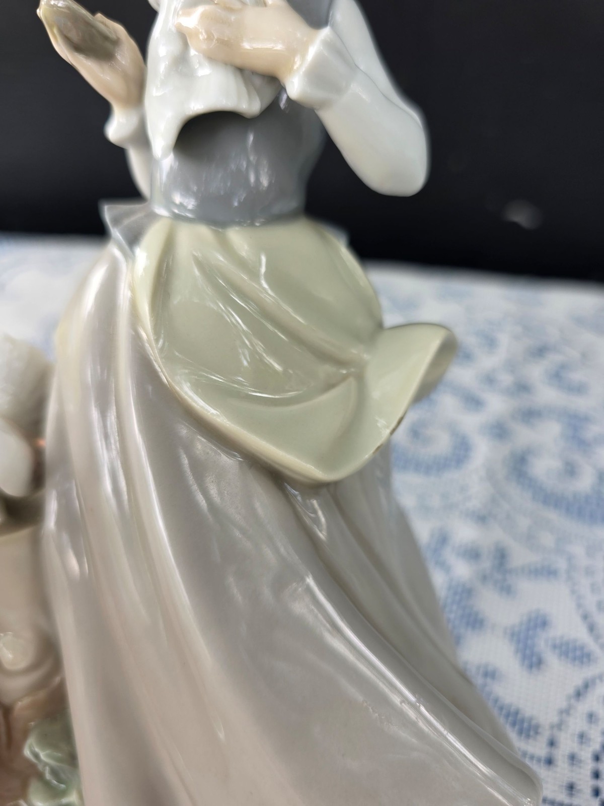 Lladro porcelain figurine titled “Girl with Pigeons” “Girl with Two Doves” #4915