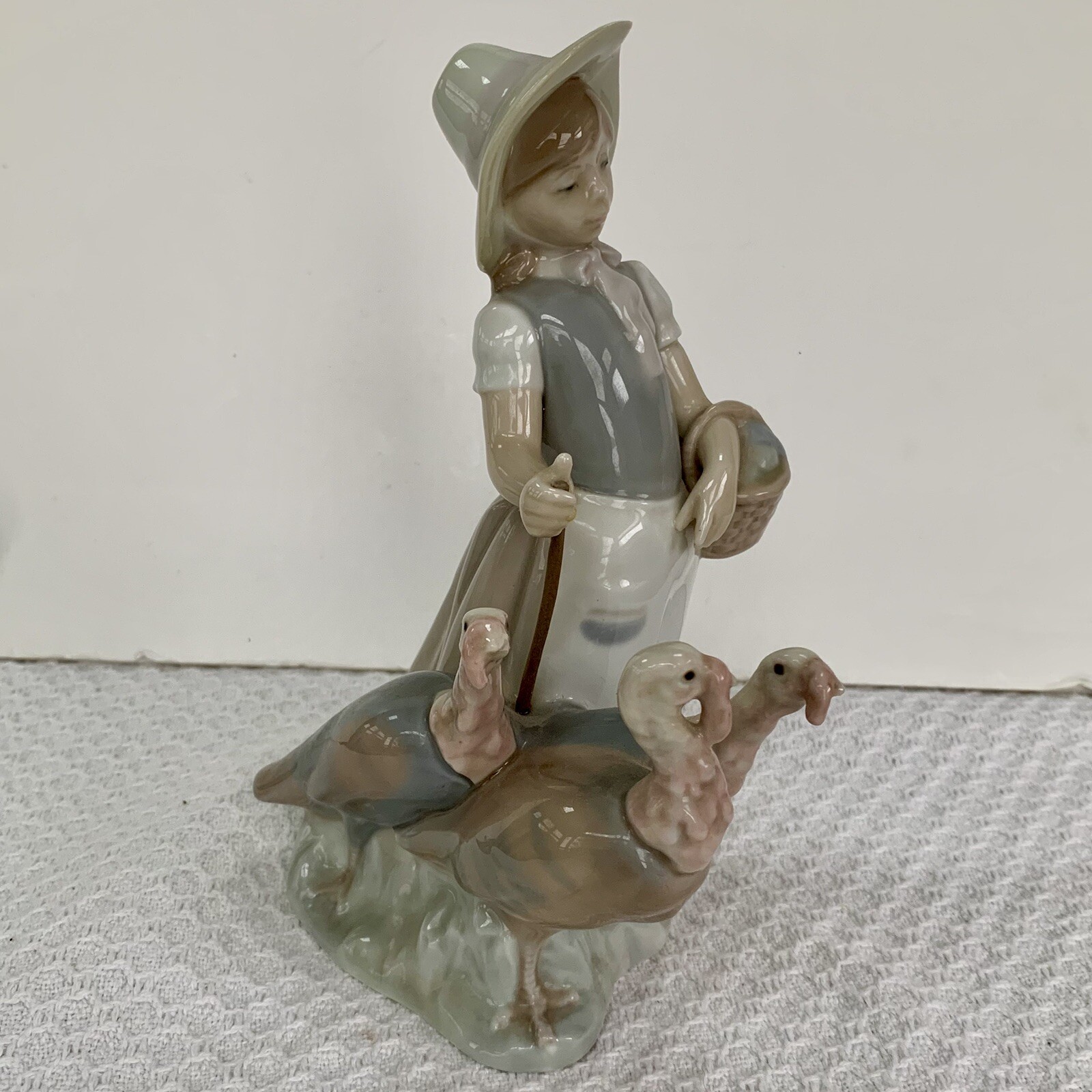 Lladro Porcelain Figurine # 1180 “Little Girl With Turkeys”