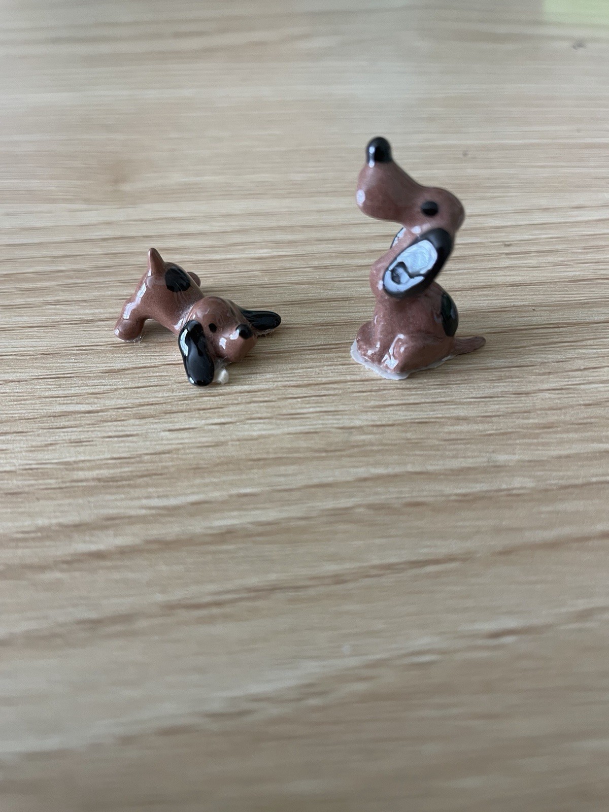 Vtg Hagen Renaker Miniature Ceramic Hound Dogs Sitting & Playing Puppies Pair