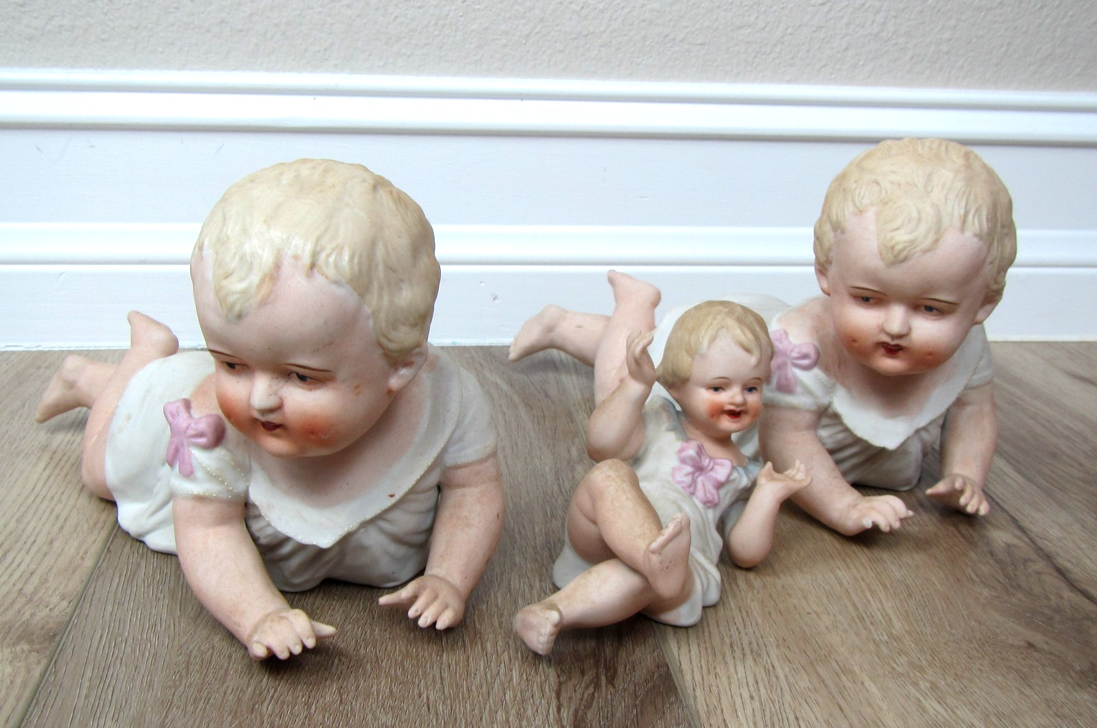 VINTAGE HAND PAINTED PIANO BABY PORCELAIN 23 109 ANDREA BY SADEK BISQUE CRAWLING