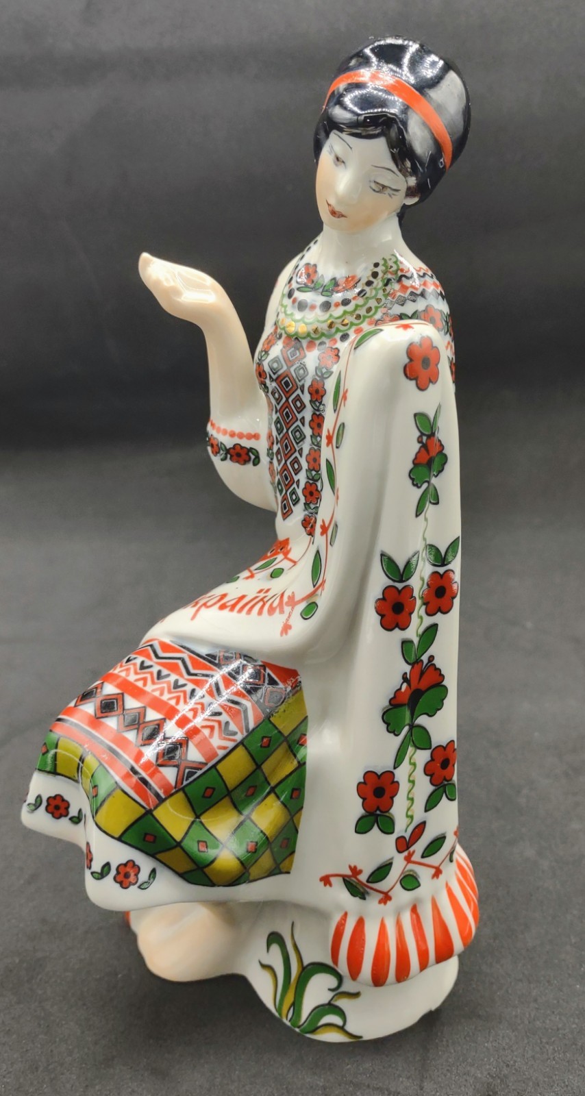 Vtg Porcelain Figurine Ukrainian Embroiderer Porcelain Factory Kyiv USSR 8.5″H