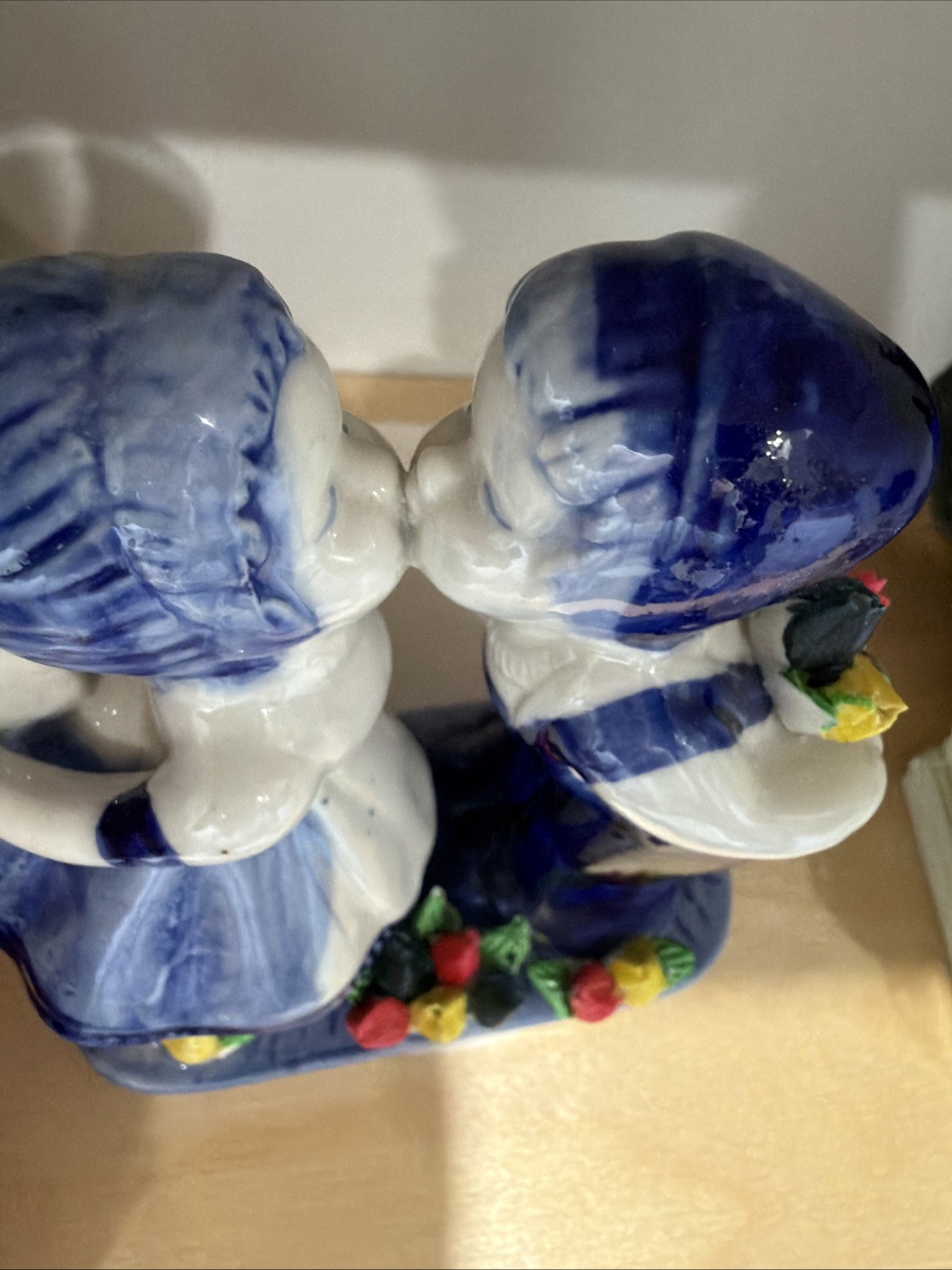 Aruba Gift Delftware Blue Kissing Boy/Girl with Tulips Artist Stamp #019046-A