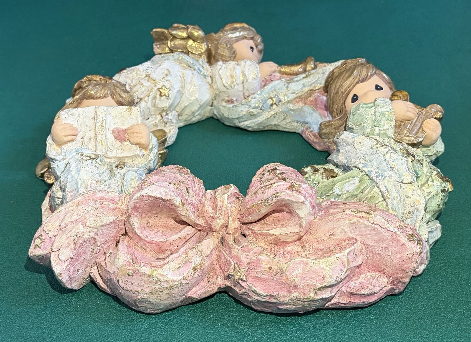 Precious Moments Rare Trio of Angels Wreath with Holiday Pink Bow Tie Enesco 11”