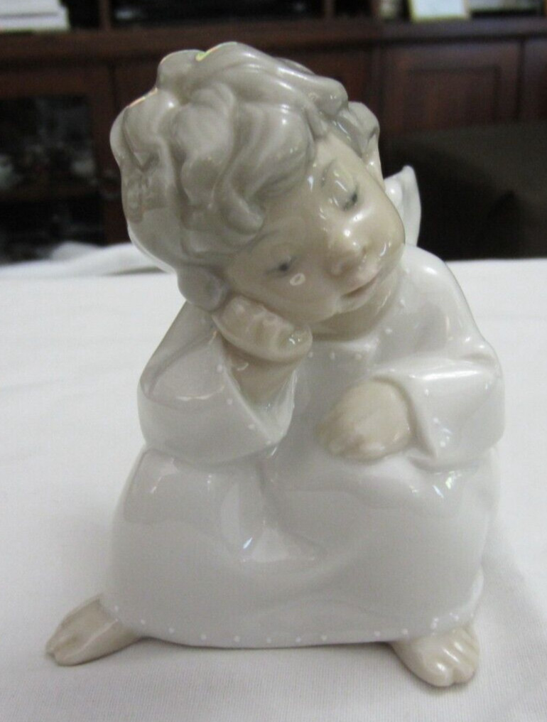 Vintage Lladro Daisa Angel Dreaming 4 1/8″ Porcelain Figurine