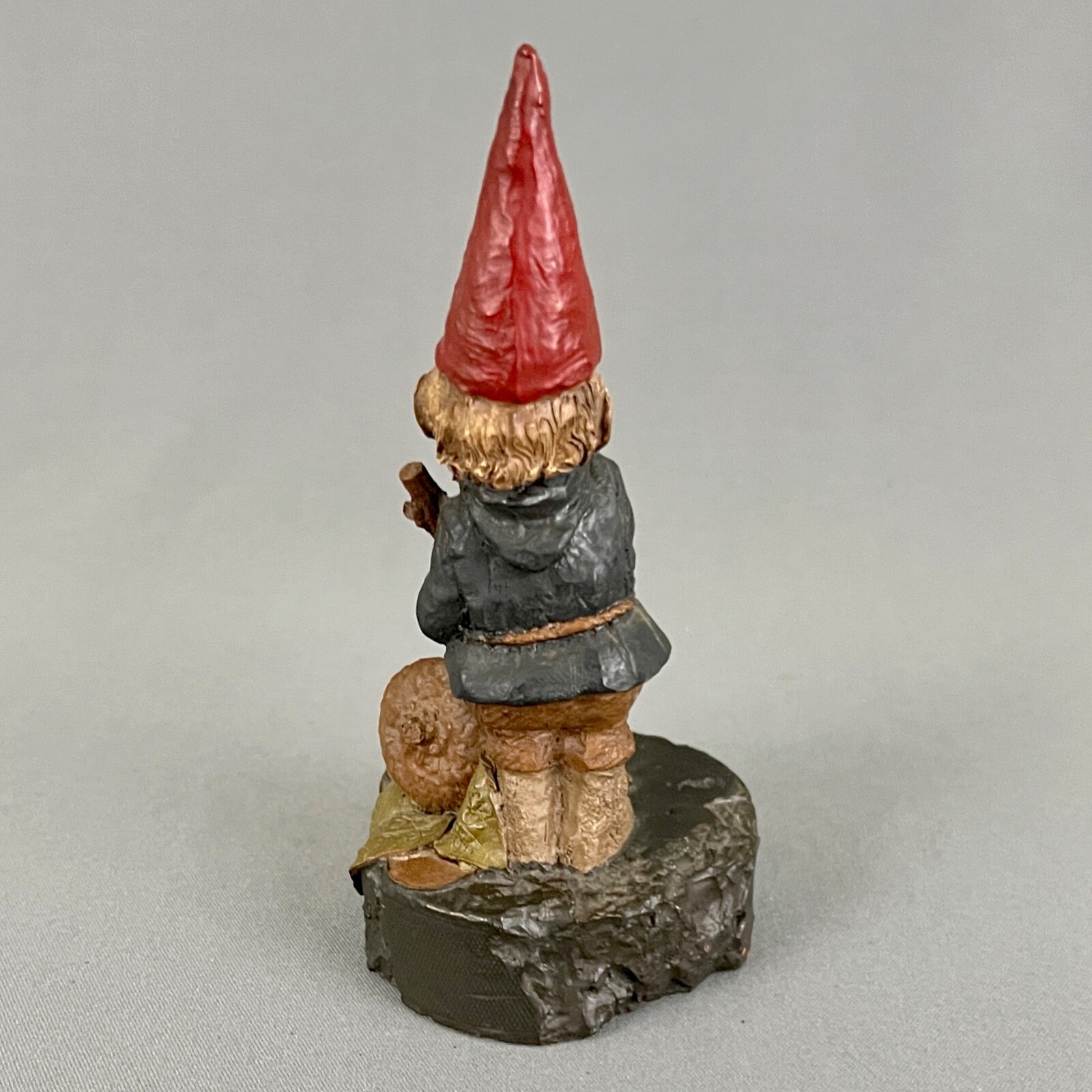 Tom Clark Gnome Puck Figurine 1986 Playing Hockey 5.75 in #33 Hidden Coin