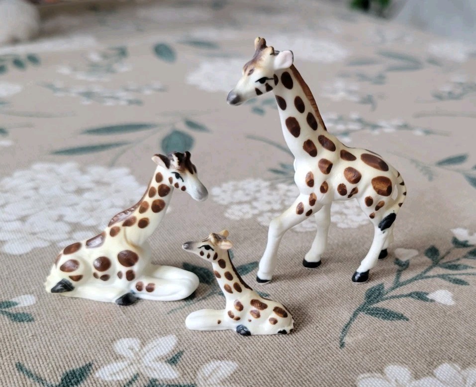 MINIATURE BONE CHINA FIGURINES GIRAFFE FAMILY VINTAGE 1960’S JAPAN SET OF 3