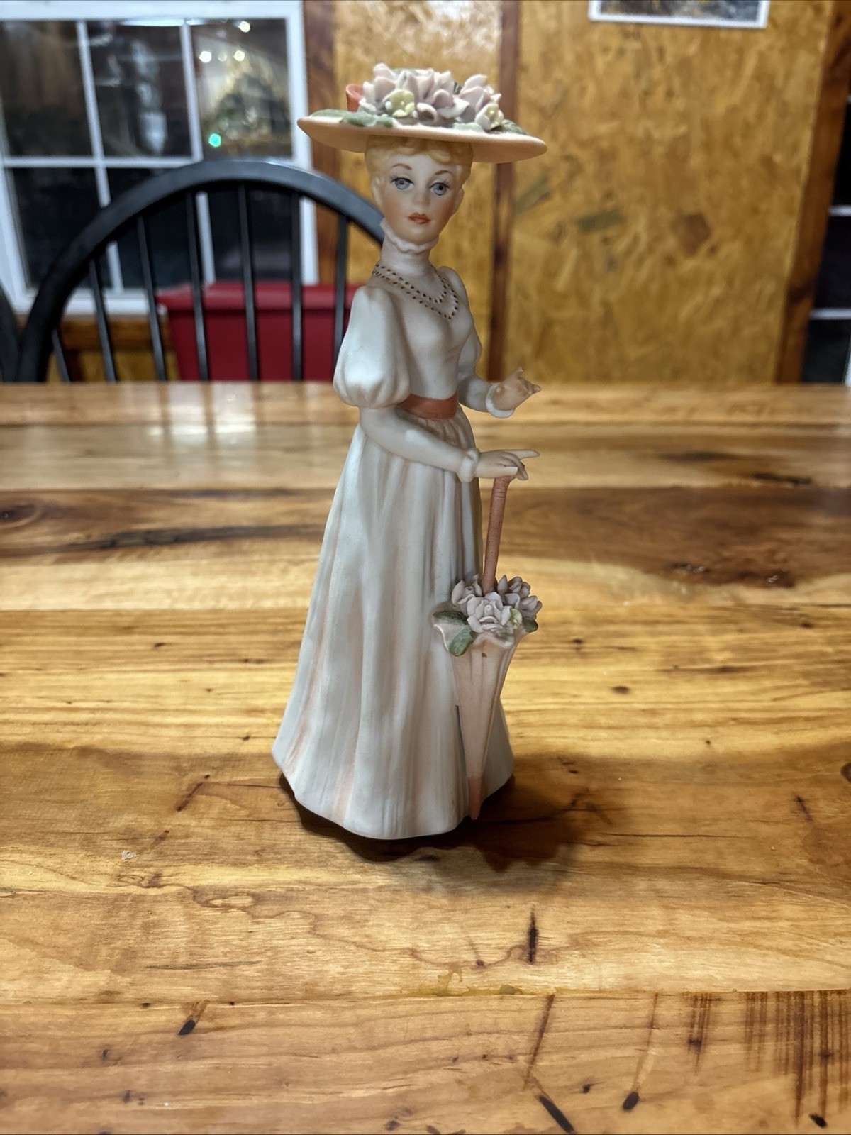 Vintage Enesco Elegant Lady Figurine #E9009 Missing finger