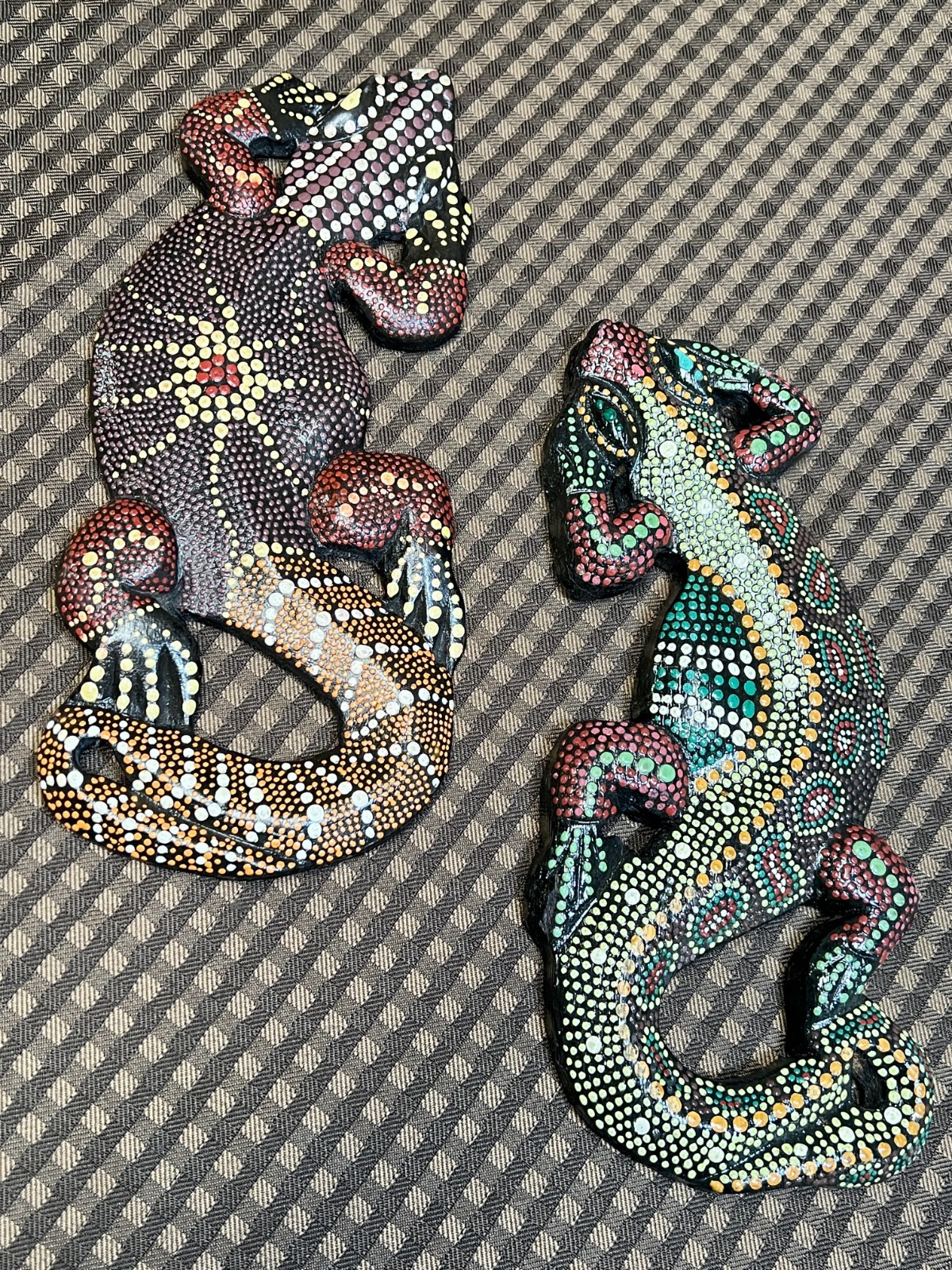 Set of 2 Dot Painted Wood 10″ Geckos Colorful Green Brown Wall Hanging Climbing