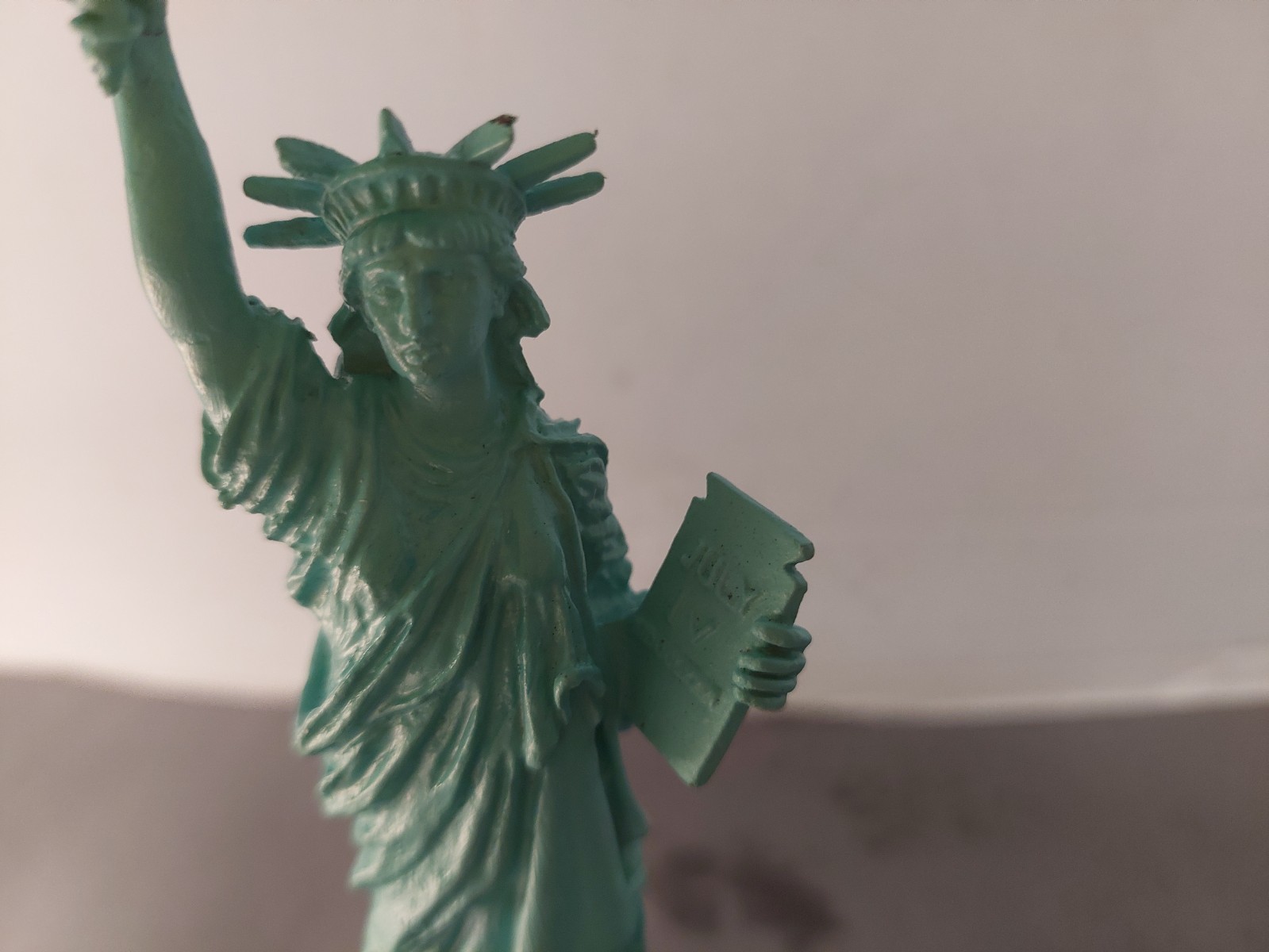 1986 Danbury Mint Statue Of Liberty Figurine W/Commemorative Coin On Wood Base
