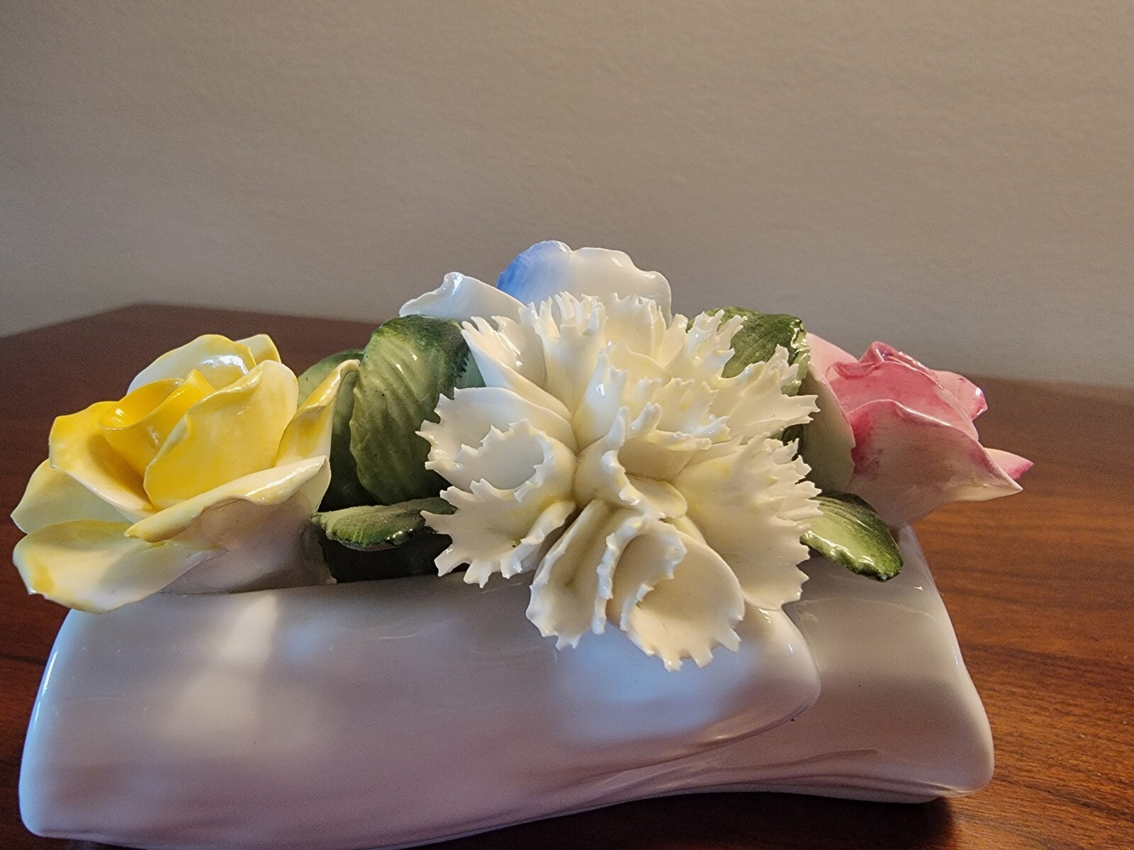 Healacraft, MINT Condition Bone China Log/w Flowers. Flawless and beautiful