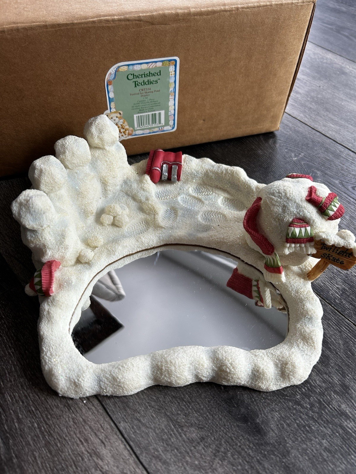 Cherished Teddies-Festival Ice Skating Pond Display 8.5 x 8 x 2.75″
