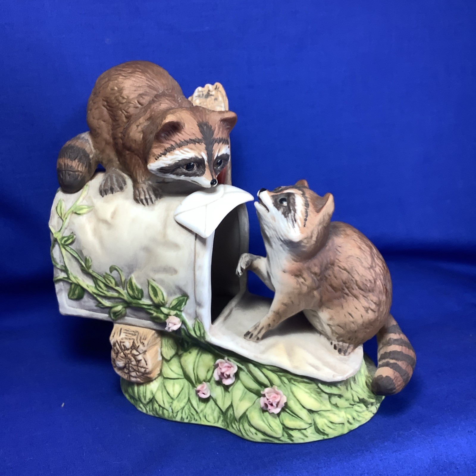 1987 Vintage HOMCO Retired Masterpiece Porcelain Two Raccoons On Mailbox 805