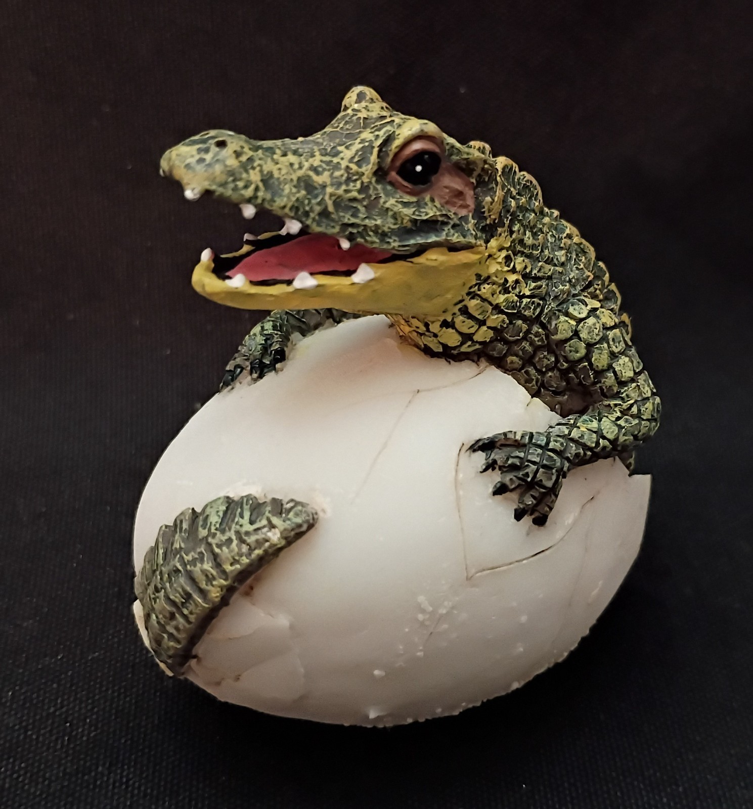 Cute Baby Crocodile Hatchling & Egg Figurine – Resin – 2.25″ x 1.5″