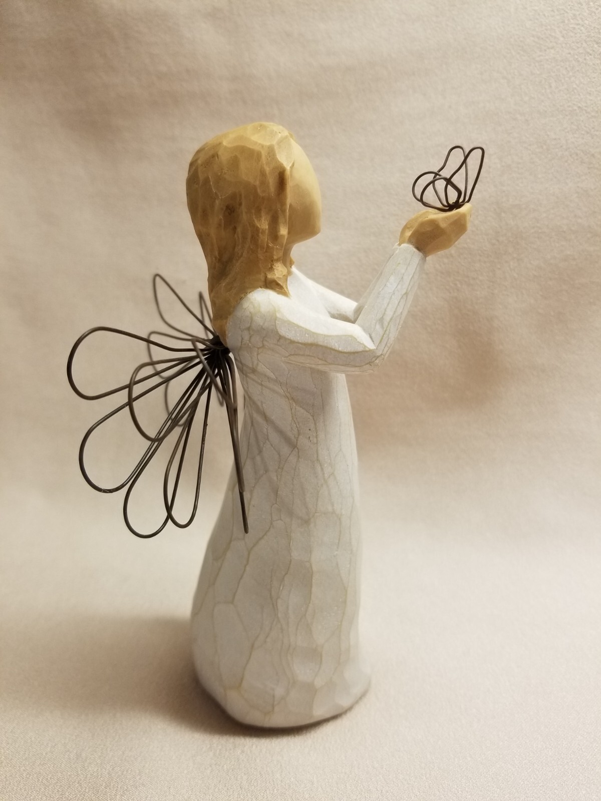 Willow Tree Figurine – Angel of Freedom #26219 holding Butterfly With Box