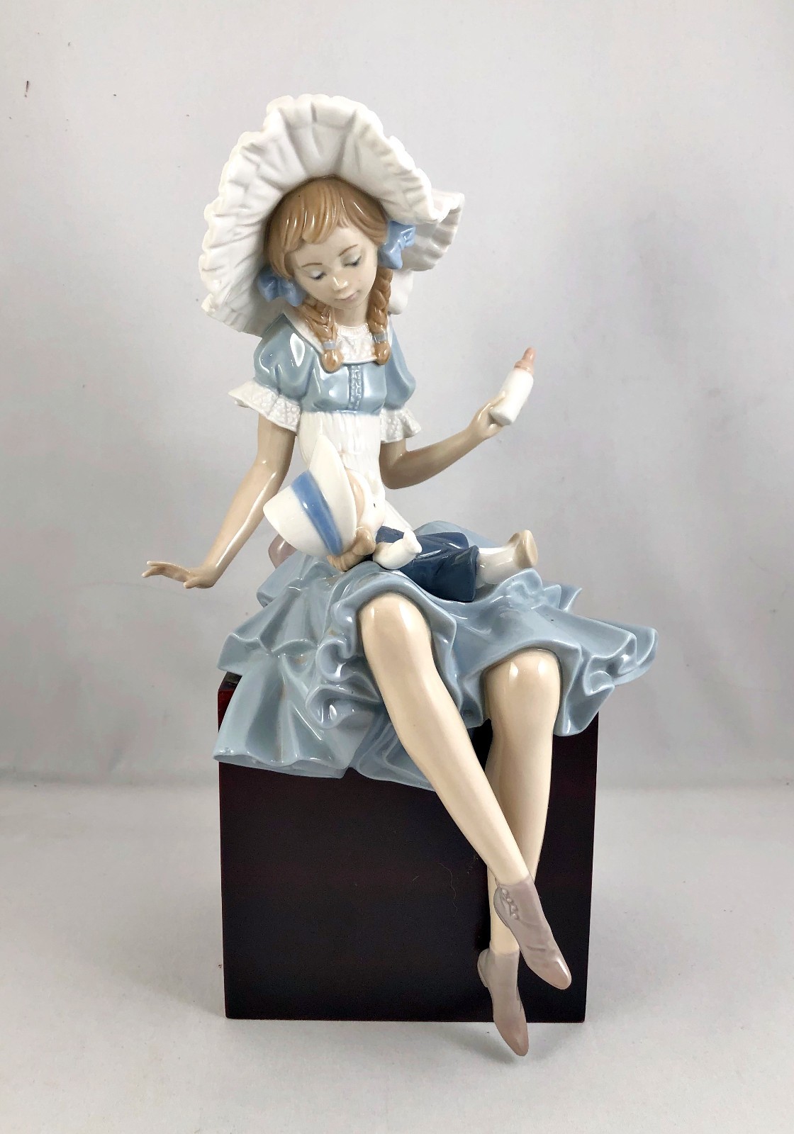 Lladro CATHY AND HER DOLL Porcelain Figurine on Wooden Base #1380 Retired